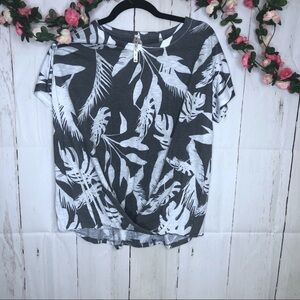 𝅺TRYST GREY AND WHITE TOP with front knot